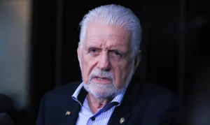 Jaques Wagner Deixa Liderança do Governo no Senado Após Operação da PF e Foco em Reeleição