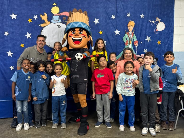 Mascote do Itaquá Athletico Clube leva alegria e incentiva o esporte em escolas municipais