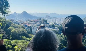 Rocinha Revela Paraíso Escondido: Trilha na Mata Atlântica e História de Recuperação Ambiental no Rio de Janeiro