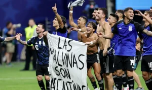 Jogadores da Argentina Levantam Faixa das Malvinas Pós-Vitória Contra Inglaterra e Reacendem Debate Histórico na Copa do Mundo