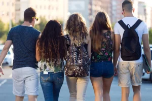 Dia do Amigo: Descubra Como Amizades Fortes Blindam Sua Saúde Mental e Física na Terceira Idade