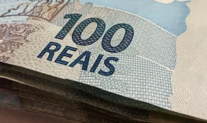Dólar despenca para R$ 5,07: Juros altos no Brasil e petróleo em alta impulsionam moeda brasileira entre emergentes