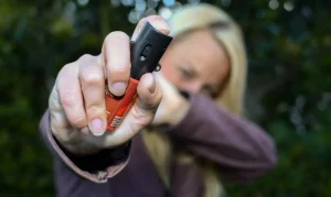Spray de Pimenta para Mulheres: Nova Lei Permite Compra e Uso para Defesa Pessoal no Brasil