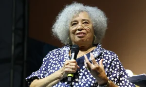 Angela Davis na Flip: Ativista cita Conceição Evaristo, Lélia Gonzalez e critica gentrificação e racismo ambiental em Paraty