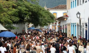 Flip 2026 explode em público com 40 mil pessoas, superando 2025 mesmo com cortes de verba, celebrando Orides Fontela e diversidade global