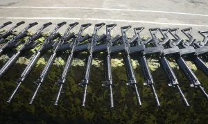 Guerra contra o crime: Forças de Segurança do RJ recebem ordem para recadastramento urgente de fuzis e armas restritas