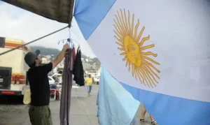 Crise na Argentina: Quase Metade dos Jovens Vive em Vulnerabilidade Social, Mostra Estudo da UBA