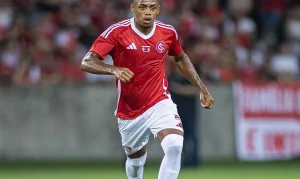 Victor Gabriel suspenso pelo STJD: zagueiro do Inter pego em ‘vingança’ contra Gabriel Pec do Cruzeiro até retorno do atacante