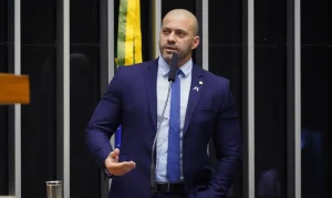 Alexandre de Moraes dá 48h para Daniel Silveira explicar vídeo em rede social; ex-deputado descumpre ordem judicial e pode voltar para a cadeia