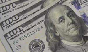 Dólar despenca a R$ 5,06, menor patamar em quase 2 meses, com alívio externo e fluxo estrangeiro