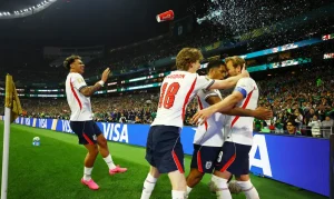 Inglaterra com um a menos, vence México no Azteca e avança na Copa do Mundo