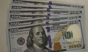 Dólar em Queda Livre: Moeda Americana Atinge Menor Valor em Semanas Enquanto Bolsa Brasileira Ajusta Rota em Dia de Poucos Fatos