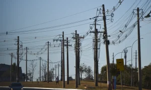 Acidentes com Rede Elétrica no Brasil: Número Cresce em 2025, Construção Civil Lidera Casos com Vítimas; Abradee Alerta para Riscos