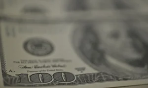 Dólar recua levemente, Bolsa cai e Petróleo dispara: Tensão no Oriente Médio impacta mercados globais