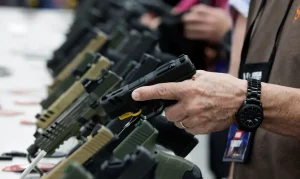 Facilitação de armas por Trump nos EUA pode armar facções criminosas no Brasil, alertam especialistas