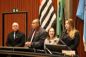 Câmara aprova projetos e presta homenagens durante sessão com Casa cheia