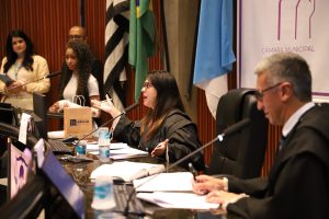 Câmara de Arujá vira tribunal por uma noite e coloca a violência contra a mulher no banco dos réus