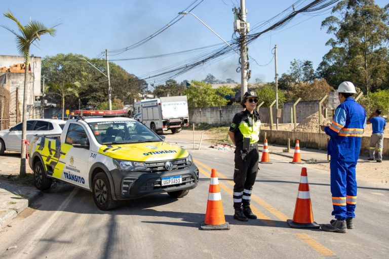 Incêndio em empresa química perde força, mas mobilização continua em Itaquá