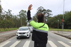 Operação especial reorganiza trânsito em Itaquá durante obras da Sabesp no Centro