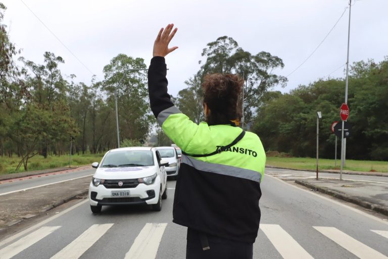 Operação especial reorganiza trânsito em Itaquá durante obras da Sabesp no Centro