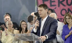 Tarcísio de Freitas Confirma Reeleição ao Governo de SP com Forte Aliança e Apoio de Flávio Bolsonaro
