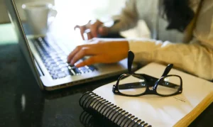 Seguro: Mulheres dominam o mercado, mas ficam para trás na liderança e no consumo, aponta pesquisa pioneira da Susep