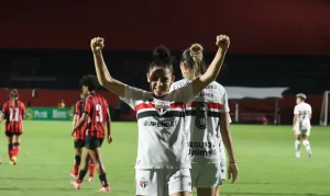 São Paulo goleia Vitória e assume liderança isolada do Brasileirão Feminino com atuação de gala