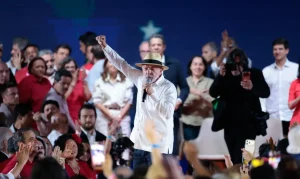 Lula Oficializa Candidatura à Presidência com Alckmin como Vice em Convenção do PT: Eleição Definirá Rumo do Brasil e da América Latina