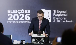 TRE-RJ Desmonta Urna Eletrônica ao Vivo e Desafia Críticos: “Sistema Mais Aberto e Testado do País”