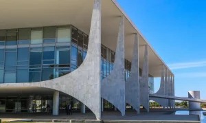 Brasil Repudia “Medida Hostil” dos EUA: Revogação de Visto de Embaixadora Gera Tensão Diplomática com Trump