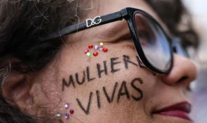 Rio de Janeiro lança “Salas Lilás”: espaços especializados em delegacias para acolher mulheres vítimas de violência de gênero