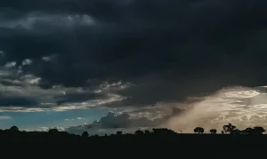 Alerta Vermelho no RS: Chuvas Intensas e Ventos de até 100 km/h Ameaçam Estado; Risco de Tornado!