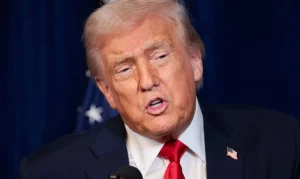 Trump desafia Suprema Corte e assina decretos para restringir cidadania por nascimento nos EUA