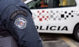 Motorista de ônibus detido por PMs em SP após buzinar para viatura em faixa exclusiva gera revolta e investigação