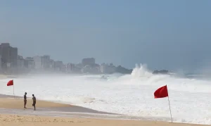 Rio de Janeiro em Alerta: Chuvas, Frio e Ressaca Chegam com Força nesta Terça-feira, Previsão Detalhada