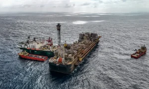 Petroleiros Propõem Petrobras Mais Estatal, Menos Dividendos e Reestatização de Refinarias em Plano para 2026