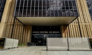 BC desacelera inflação, mas mantém juros altos: entenda os riscos e projeções do Copom para 2024