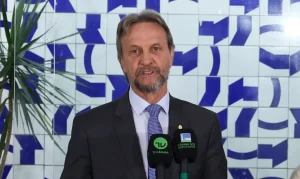 Líder do PT na Câmara passa mal e adia votações importantes: entenda o que pode mudar nos impostos de combustíveis