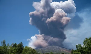 Erupção do Etna causa caos aéreo na Sicília: Aeroporto de Catânia fechado por cinzas vulcânicas e afeta milhares de turistas