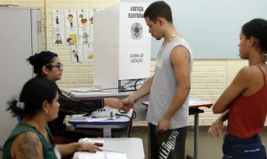 Eleitorado Jovem em Queda Livre: Brasil Vê Redução de 22% de Jovens nas Urnas em 16 Anos, Idosos Ganham Espaço