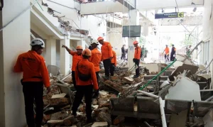 Terremoto 7.7 na Indonésia: 47 mortos confirmados e equipes de resgate lutam contra estradas bloqueadas em busca de sobreviventes