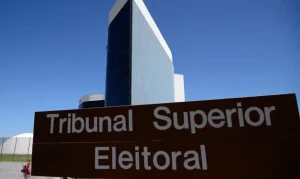 TSE Ordem Remoção de Vídeo de Flávio Bolsonaro que Liga Lula ao PCC e Comando Vermelho: Decisão Dividida no Tribunal