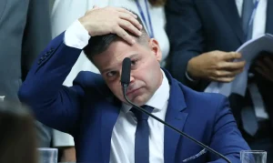Alexandre de Moraes Cassa Aposentadoria de Ex-Diretor da PRF Silvinei Vasques Condenado por Atos Antidemocráticos