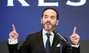 Governo Espriella na Colômbia Acaba com Jornalismo em 20 Emissoras da Paz, Gerando Críticas de Liberdade de Imprensa