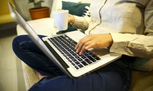 7 em cada 10 brasileiros temem comprar remédios online: O que dizem Anvisa, Abrafarma e Procon-RJ sobre os riscos
