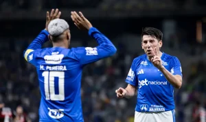 Cruzeiro vira sobre o Flamengo no Mineirão e adia sonho do Palmeiras na liderança do Brasileirão