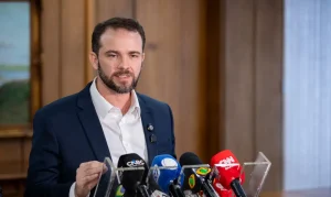 Salário Mínimo em 2027: Ministro Durigan Prevé R$ 1.741 com Aumento Real e Impacto nas Contas Públicas