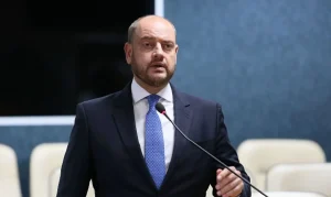Rio de Janeiro demite 6.145 comissionados e projeta economizar R$ 221 milhões com corte de gastos públicos em 2026