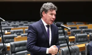 Hugo Motta indica Reginaldo Lopes para presidir comissão da MP que acaba com a Taxa das Blusinhas e alivia bolso do consumidor