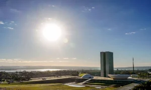 Congresso Decide Futuro da “Taxa das Blusinhas” e Fim da Escala 6×1: Votações Cruciais Nesta Semana